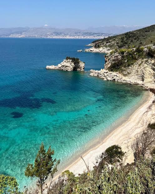 Pasqyrat (Mirror) Beach